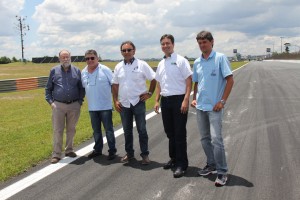 Carlos (FIA), Itaciano (AIC), Jhonny (CBA), José Mário (FPrA), e Cristiano, (AIC) durante a vistoria ao Autódromo de Curitiba (