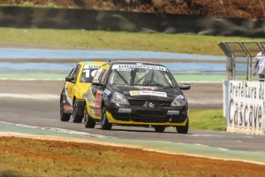 Os paranaenses Ingmar Biberg e Carlos Eduardo Biberg Diesel irão competir com um Renault Clio