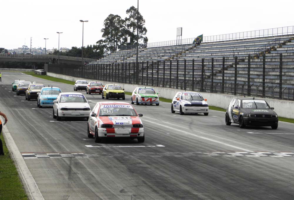 Curitiba Racing  Automóveis e automobilismo em Curitiba: O dia que o  Autódromo de Curitiba teve duas corridas no sentido inverso da pista