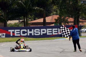 José Muggiati Neto comemora vitória que lhe valeu o título da Júnior Menor na Copa de Kart das Federações