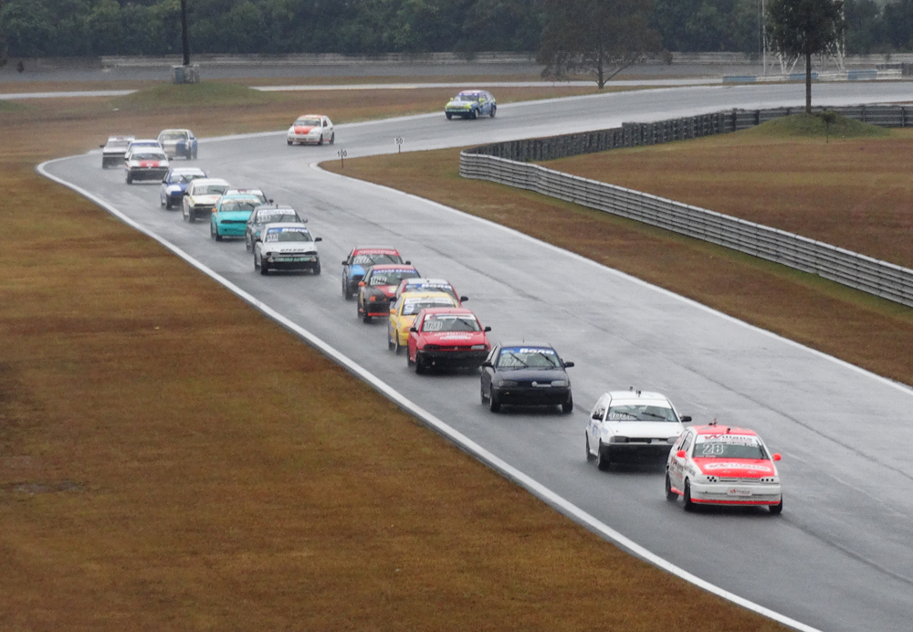 Curitiba Racing  Automóveis e automobilismo em Curitiba: O dia que o  Autódromo de Curitiba teve duas corridas no sentido inverso da pista