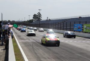 A categoria Terra contou com 33 carros no grid