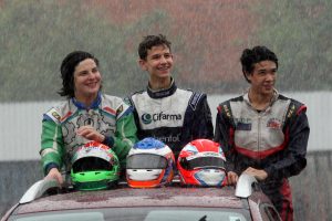 Enzo Sá (3º), Nathan Brito (campeão) e Vinicius Kwong (vice-campeão), as estrelas da categoria Novatos no Paranaense de Kart