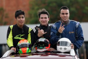 Marcos Mariano Júnior (3º), Gabriel Sgarioni (campeão) e Lucas do Valle (vice-campeão) desfilam no Kartódromo Luigi Borghesi