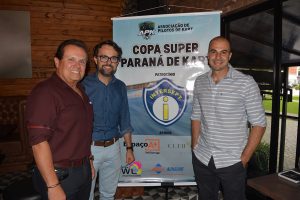 O presidente da APK, Alfredo Ibiapina; Fernando Henrique Ribas, proprietário da Intersept, patrocinadora máster da Copa Super Paraná, e o vice-presidente da entidade, Wagner Ebrahim