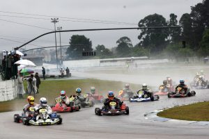 O frio e a chuva não foi empecilho para bons grids e alto nível técnico na 3ª etapa da Copa Super Paraná de Kart (Foto Mario Ferreira)