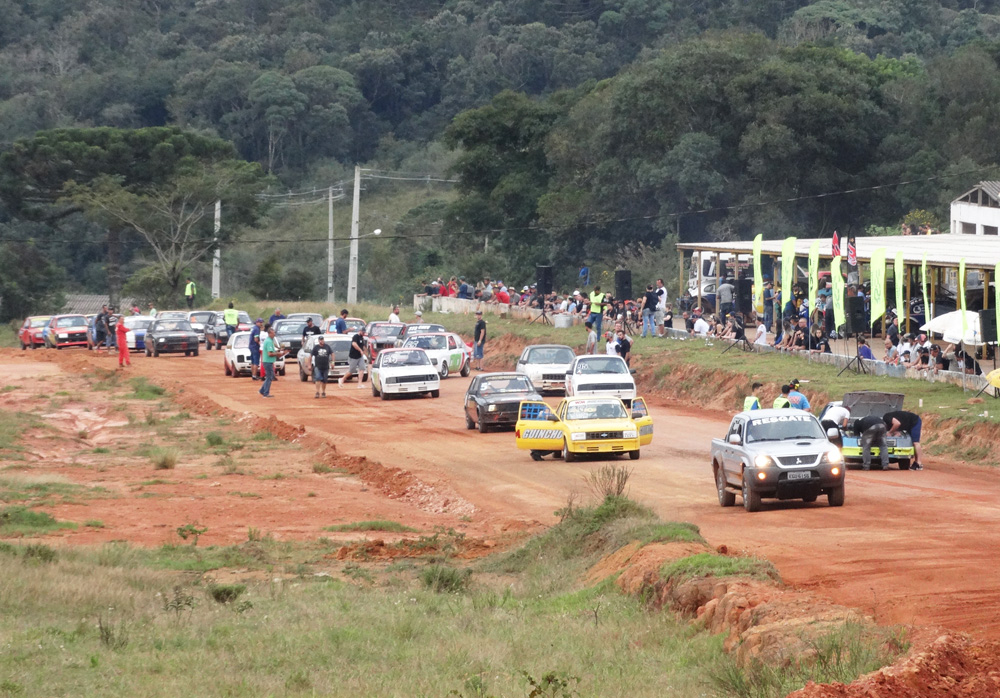 Metropolitano de Terra começa com 72 carros e boas corridas