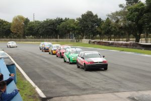 A categoria Turismo mostrou muita competitividade no autódromo de Curitiba (Foto: Divulgação) 
