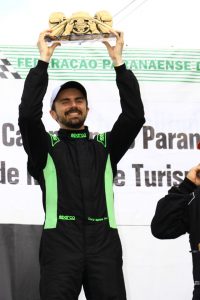 Oscar Moraes Neto fez a festa na preliminar das 500 Milhas de Londrina e ganhou as duas provas da categoria Fórmula 1.600 (Foto: Cláudio Kolodziej)