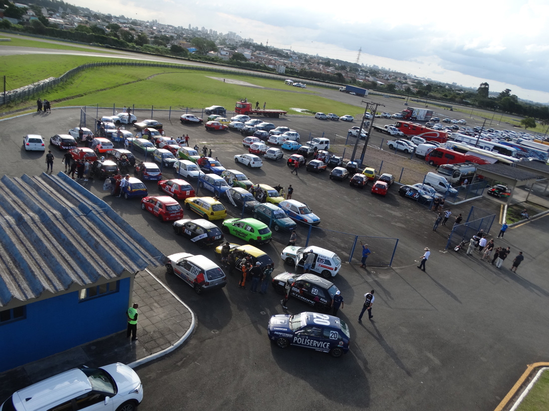 Curitiba Racing  Automóveis e automobilismo em Curitiba: O dia que o  Autódromo de Curitiba teve duas corridas no sentido inverso da pista