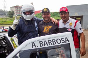 O londrinense Adriano Barbosa comemora com a equipe a vitória na categoria Marcas Classe 2 (Foto: Tiago Guedes/Divulgação)