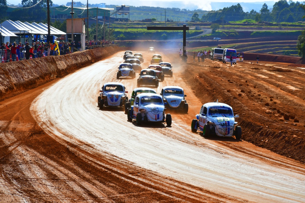 Carro de corrida autônomo bate na largada