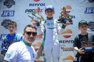 Com quatro vitórias na temporada, Caio Zorzetto sagrou-se bicampeão da categoria Cadete no Metropolitano de Kart de Cascavel (Foto: Tiago Guedes/Divulgação)