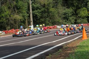 Com bons grids, o Paranaense de Kart chega a Rio Negro com os títulos em abertos em todas as categorias (Foto: Tiago Guedes/Divulgação)
