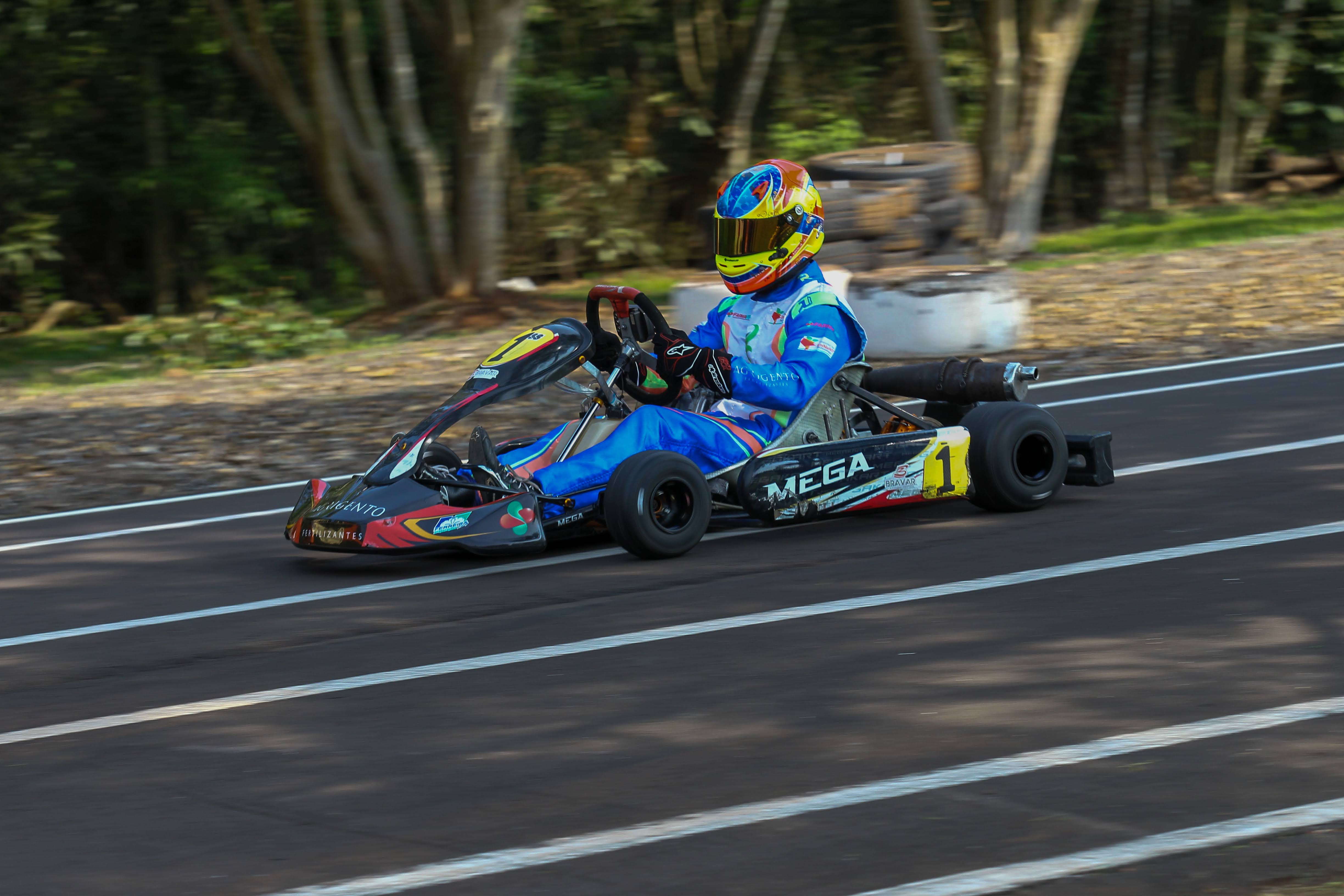 Escola de Karting do Oeste terá cinco pilotos no Campeonato Nacional de  Karting