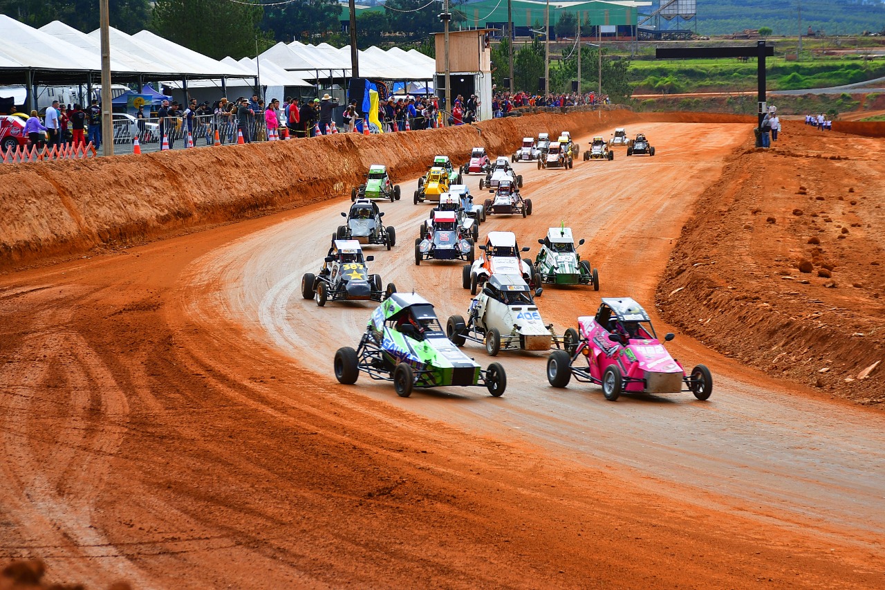 Carros antigos disputam corrida interestadual