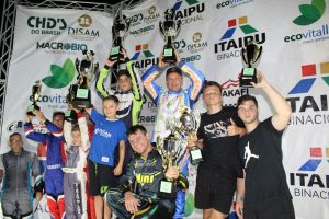 Kartistas de Foz do Iguaçu receberam a premiação do Campeonato Paranaense sábado (Foto: Pablo Salazar/Divulgação)