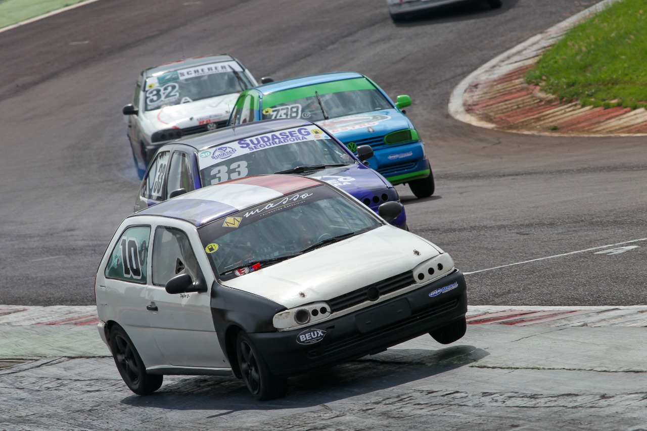 Carros antigos disputam corrida interestadual