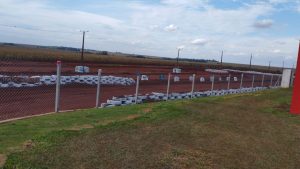 A pista do Autódromo de Terra de Palotina recebe os últimos retoques para a inauguração no domingo (Foto: Divulgação)