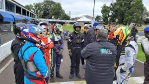 A reunião da direção de provas com os pilotos é um ritual que acontece minutos antes da largada (Foto: Pablo Salazar/Divulgação)