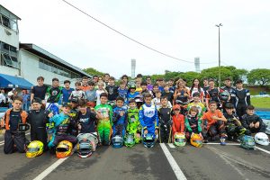 Os pilotos das categorias da manhã  que disputaram o 60º Campeonato Paranaense de Kart em Londrina (Foto: Gilmar Rose/Divulgação) 