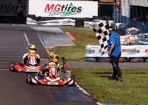 O paranaense Aldo Hiroshi larga na pole position da categoria Sênior AM (Foto: Divulgação)