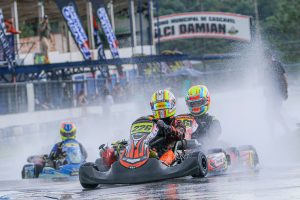 Rafael Caputi mostrou técnica ao pilotar na chuva e levou a vitória da categoria F-4 Graduados para Paulínia-SP (Foto: Vanderley Soares/Divulgação)