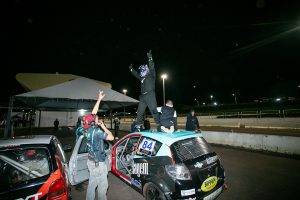 Aparecido Morais comemora em casa a vitória na Classe 2 (Foto: Vanderley Soares/Divulgação)