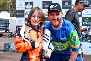 Igor Ohpis, de Araucária, conquistou o título da categoria Mirim ao vencer a Prova Final depois de largar na pole position (Foto: Tiago Guedes/Divulgação)