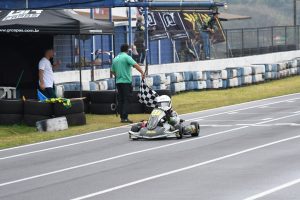 Nicolas Gabriel Weiss, de Fazenda Rio Grande, sai na frente na categoria Cadete (Foto: Tiago Guedes/Divulgação)