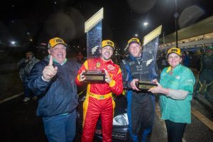 Marlon Bastos e Rafael Decker recebem a premiação de campeões da Cascavel de Ouro dos promotores Edson e Sílvia Massaro (Foto: Vanderley Soares)