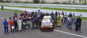 Antes do pódio da etapa decisiva do campeonato, os pilotos pousaram diante do carro de Fábio Massaiti Tukunaga falecido no último dia 14 (Foto: Daniel Procópio/Divulgação)
