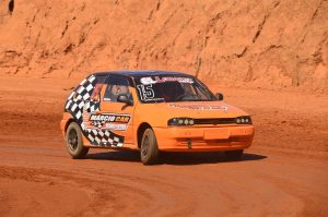 Matheus José Machado levou a taça de campeão da categoria Turismo Injetado (Foto: Victor Lara/Divulgação)