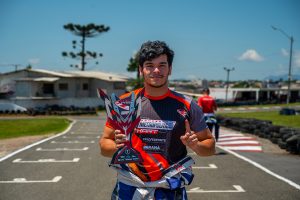 Pedro Rabelo ganhou a categoria F-4 Graduados na abertura do Campeonato Metropolitano de Kart de Curitiba (Foto: Clayton Medeiros/Divulgação)