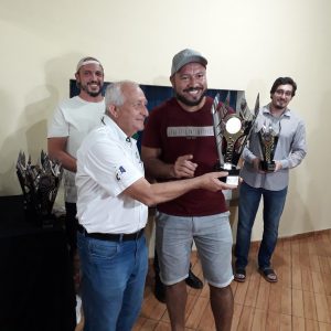 Rubens Gatti, presidente da FPrA, entregou o troféu de campeão da Classe 2 a Aparecido Lima de Morais (Foto: Divulgação)