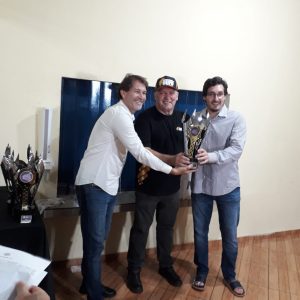 Sandro Camilo Rancy, presidente da Agência de Inteligência e Fomento de Cascavel, faz a premiação da dupla Edson e Lorenzo Massaro (pai e filho) campeão na Classe 1 e vice-campeã da Classe 2 (Foto: Divulgação)