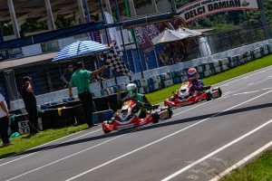 Bruno Cesconetto comemora a vitória na categoria F-4 Super Sênior (Foto: Tiago Guedes/Divulgação)