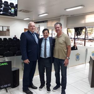 Edson Massaro, presidente do clube, o vereador Serginho Ribeiro, e Juraci Massoni, vice-presidente do clube (Foto: Divulgação)