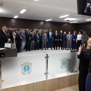 Vereadores, dirigentes do Automóvel Clube de Cascavel e desportistas posam para fotos após a sessão (Foto: Divulgação)