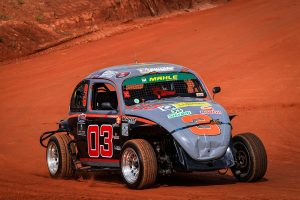 Victor Mahle superou as dificuldades da pista encharcada e conquistou a vitória na categoria Gold Fusca Injetado (Foto: Victor Lara/Divulgação)