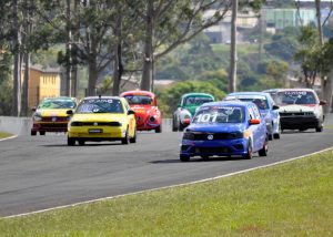 A temporada do Paranaense de Marcas e Turismo começou no Autódromo Internacional Ayrton Senna, em Londrina (Foto: Daniel Procópio/Divulgação)