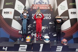 Benício Zibetti (segundo), Mark Pernes (vitorioso) e Noah Matsumura (terceiro), formaram o pódio da categoria Rookie (Foto: Clayton Medeiros/Divulgação)