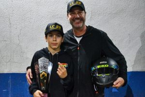 Lorenzo Cavalli, tendo o pai Rodrigo como preparador, conquistou o título da categoria F-4 Júnior (Foto: Tiago Guedes/Divulgação)