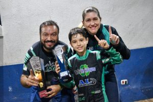 Lucca Morais, campeão da categoria Mirim, comemorou o primeiro título da carreira com os pais Cido e Taty (Foto: Tiago Guedes/Divulgação)