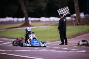 O catarinense Davi Osachuki conquistou o título da categoria F-4 Graduados  (Foto: Alexandre Barella/Divulgação)