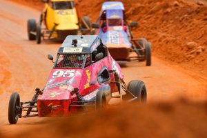 Com uma vantagem de apenas cinco pontos, Douglas Luís Rodrigues defenderá a liderança da categoria Kartcross CBA (Foto: Victor Lara/Divulgação)