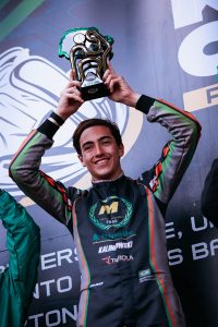 Gustavo Scherner é o terceiro pato-branquense campeão paranaense deste ano ao ser campeão da categoria Novatos  (Foto: Alexandre Barella/Divulgação)