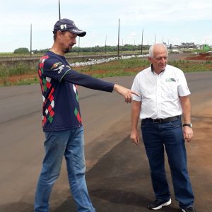 Eduardo Ferrari, diretor técnico do Automóvel Clube de Toledo, mostra todos os detalhes da pista a Rubens Gatti (Foto: Divulgação)